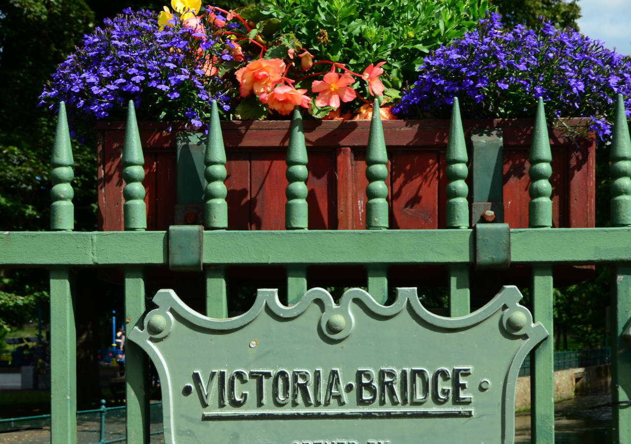 Plaque and fencing on Victoria Bridge, Cupar